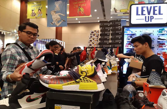 Sepatu-yang-Paling-Banyak-Digemari-di-Indonesia